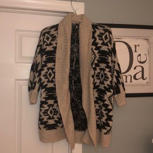 FLASH SALE ONE DAY ONLY!! Tan and Black Sweater 🖤